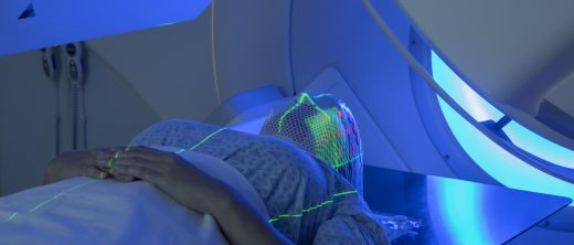  Bệnh tật và phương pháp điều trị Một số bệnh ảnh hưởng đến men răng và ngà răng có thể dẫn đến sự đổi màu răng. Ngoài ra, phương pháp điều trị cho một số điều kiện nhất định cũng có thể ảnh hưởng đến màu răng. Ví dụ, xạ trị và hóa trị vùng đầu và cổ có thể gây ra sự đổi màu răng. Ngoài ra, một số bệnh nhiễm trùng ở bà mẹ mang thai có thể gây ra sự đổi màu răng ở trẻ sơ sinh do ảnh hưởng đến sự phát triển của men răng.