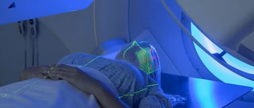  Bệnh tật và phương pháp điều trị Một số bệnh ảnh hưởng đến men răng và ngà răng có thể dẫn đến sự đổi màu răng. Ngoài ra, phương pháp điều trị cho một số điều kiện nhất định cũng có thể ảnh hưởng đến màu răng. Ví dụ, xạ trị và hóa trị vùng đầu và cổ có thể gây ra sự đổi màu răng. Ngoài ra, một số bệnh nhiễm trùng ở bà mẹ mang thai có thể gây ra sự đổi màu răng ở trẻ sơ sinh do ảnh hưởng đến sự phát triển của men răng.