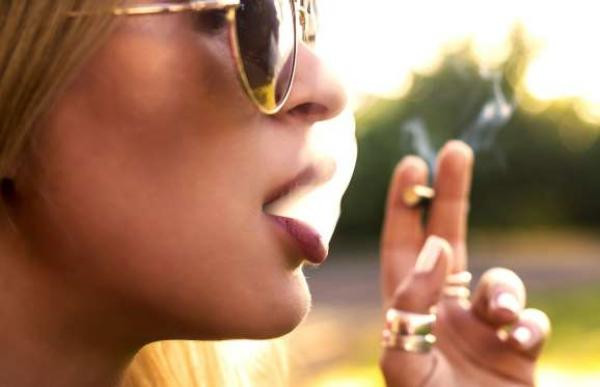  Nicotine Chất nicotin và tar trong thuốc lá dễ dàng hấp thu vào các lỗ trong kết cấu men răng gây ra sự đổi màu vàng hoặc nâu. Mặc dù nicotine, tự nó, không có màu, nhưng khi kết hợp với oxy, nó chuyển sang màu vàng. Điều này có nghĩa rằng ngay cả thuốc lá điện tử với nicotine dạng dung dịch cũng có thể làm hỏng răng của bạn.