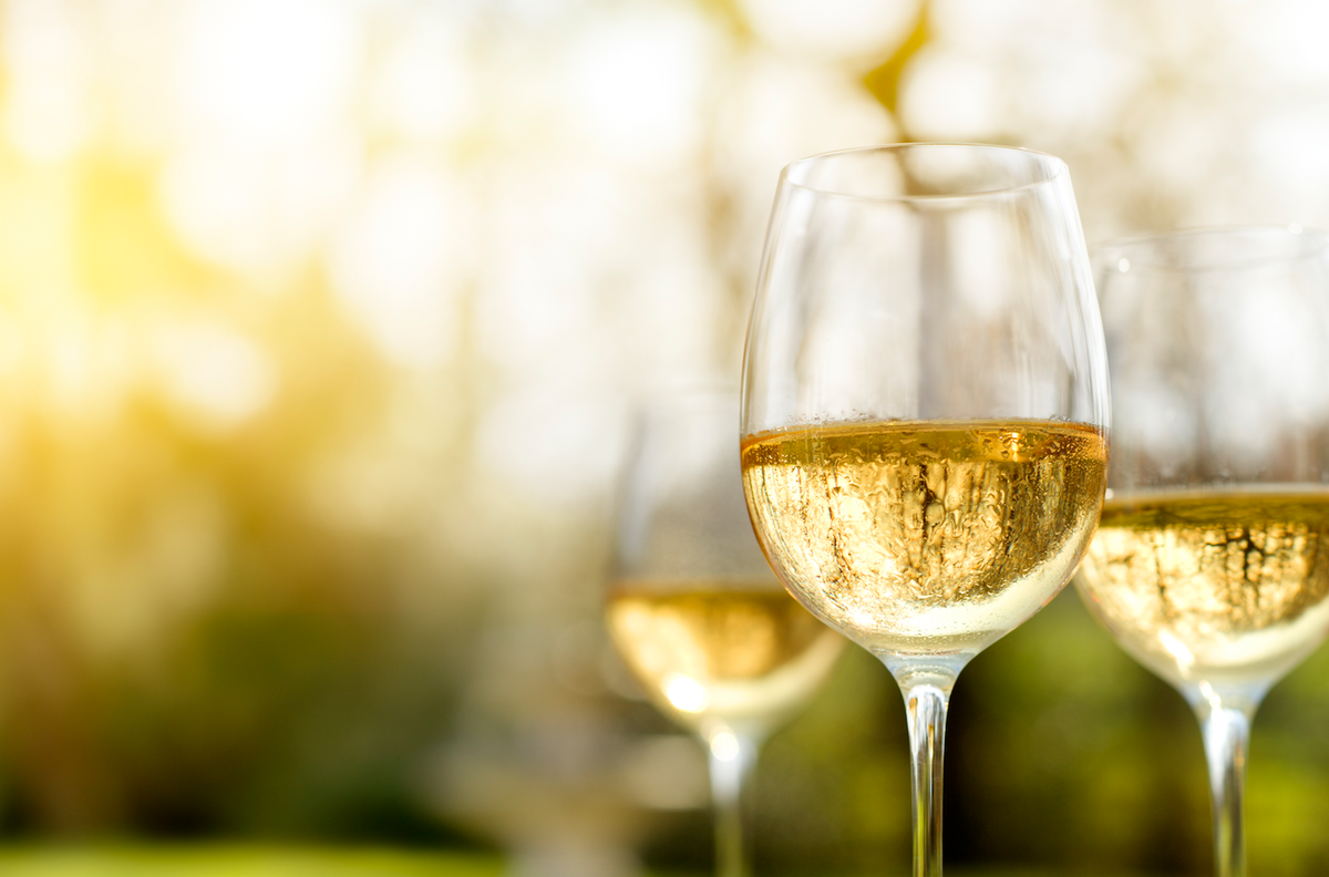  Vang trắng Bạn có thể nghĩ rằng lựa chọn rượu vang trắng thay vì vang đỏ là giải pháp thông minh giúp hàm răng không bị ố màu. Bạn đã nhầm. Uống rượu vang trắng có thể dẫn đến răng bị ố, lý do là vì hàm lượng axit trong rượu vang có thể làm răng sạm màu, hoặc thậm chí tăng nặng thêm tình trạng răng xỉn.