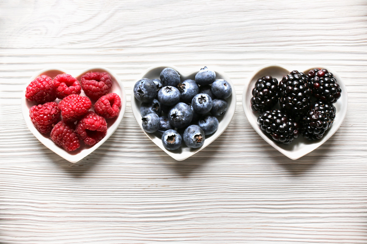  Quả mọng Quả việt quất, quả mâm xôi là những loại quả có chứa một lượng lớn sắc tố màu, cho dù chúng có màu xanh, đỏ hay đen. Sắc tố trong quả việt quất, quả mâm xôi có khả năng dính vào men răng và tạo vết ố răng.