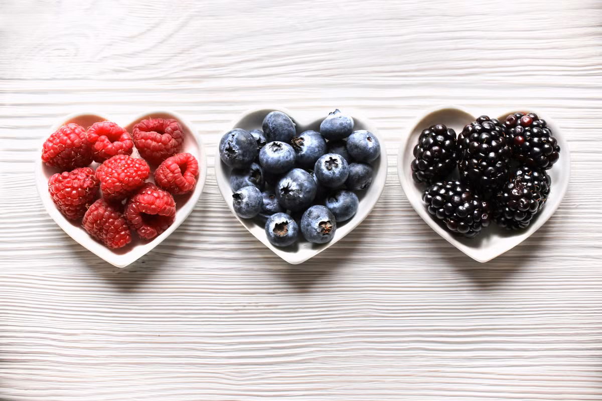  Quả mọng Quả việt quất, quả mâm xôi là những loại quả có chứa một lượng lớn sắc tố màu, cho dù chúng có màu xanh, đỏ hay đen. Sắc tố trong quả việt quất, quả mâm xôi có khả năng dính vào men răng và tạo vết ố răng.