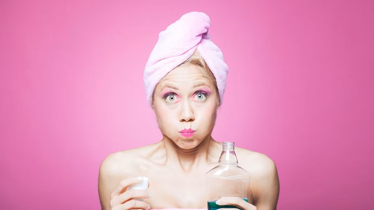  Nước súc miệng Thực tế là một số loại nước súc miệng có thể “nhuộm” răng của bạn, khiến cho nó ố vàng. Sự “nhuộm màu” này là do các thành phần: cetylpyridinium chloride (CPC), florua kháng khuẩn và stannous, một thành phần khoáng hóa trong nước súc miệng.