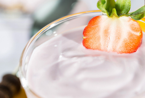  Sữa chua Vi khuẩn lên men trong sữa chua rất tốt cho đường tiêu hóa. Sữa chua giúp đường tiêu hóa khỏe mạnh, đặc biệt sữa chua lên men sống có chứa vi sinh sẽ tốt hơn trong việc giúp bạn đi tiêu dễ dàng, đều đặn.