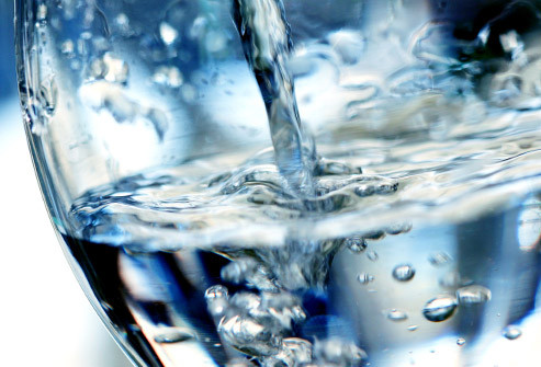  Nước Nước luôn là một biện pháp tốt. Bạn có thể uống nước trắng hoặc bổ sung từ các đồ uống khác, súp, và thậm chí cả trái cây và rau quả.