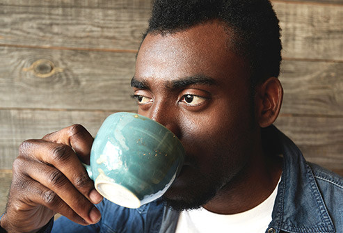  Cà phê Các nhà khoa học vẫn đang tranh luận về điều này. Có lẽ cà phê ảnh hưởng đến lớp niêm mạc dạ dày và ruột non theo một cách nào đó, hoặc nó có thể liên quan đến một loại hormone làm cho ruột hoạt động tốt hơn và giúp bạn dễ dàng vệ sinh hơn.