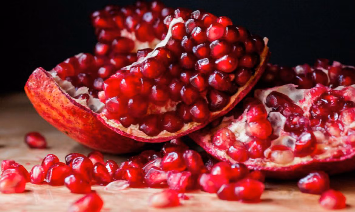 Lựu là một trong những loại quả có chất chống oxy hóa lành mạnh, thậm chí còn cao hơn so với trà xanh. Chúng cung cấp khả năng chống nắng, giúp bảo vệ da khỏi bị hư hại do ánh nắng mặt trời và có thể giúp sửa chữa những tổn thương da hiện có, đồng thời tăng sản xuất collagen.