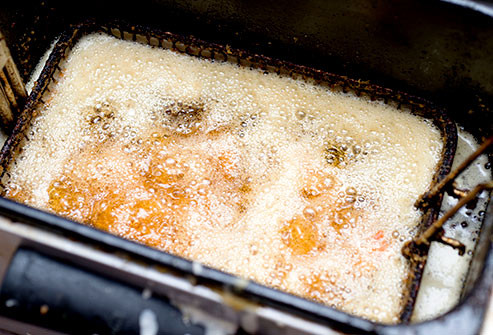  Không ăn: Thực phẩm chiên Thực phẩm chiên không phải thức ăn tuyệt vời ngay cả khi bạn khỏe mạnh; chúng có thể làm cho cái bụng ấm ách càng khó chịu thậm chí tệ hơn bởi chúng có rất nhiều dầu và chất béo, vì vậy sẽ khó tiêu hóa.