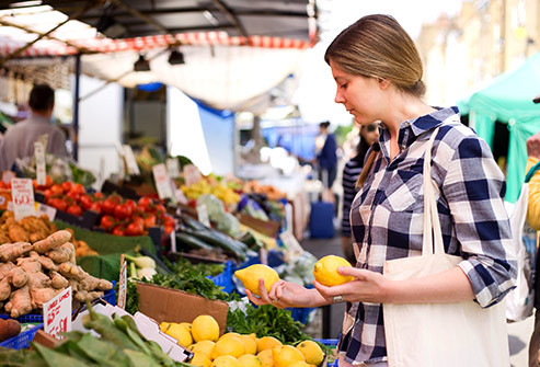 Một chế độ ăn uống cân bằng với nhiều loại trái cây và rau quả có thể giúp hệ thống tiêu hóa của bạn khỏe mạnh và hệ thống miễn dịch cũng mạnh mẽ và sẵn sàng chống lại các vấn đề có thể làm cho bụng khó chịu. Hãy chú ý những gì có yếu tố kích thích - bất cứ thứ gì từ các loại thực phẩm có axit như cà chua, đồ uống có ga cho đến những căng thẳng trong công việc…
