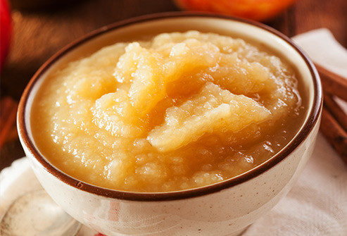 Sốt táo Sốt táo - một dạng như mứt táo chưng đường, dễ tiêu hóa và có nhiều chất dinh dưỡng, bao gồm pectin - một loại chất xơ hòa tan trong nước, giúp bổ sung chất xơ, hạn chế tiêu chảy.