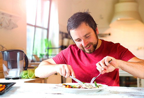 Nếu những thức ăn đó chịu ở yên trong dạ dày, bạn có thể bắt đầu thử dần những thứ như khoai tây nướng và có lẽ một ít thịt lườn gà. Một khi bạn cảm thấy khỏe hơn và hết tiêu chảy trong vòng 24 đến 48 giờ, bạn có thể thử thêm một số loại trái cây và rau quả.