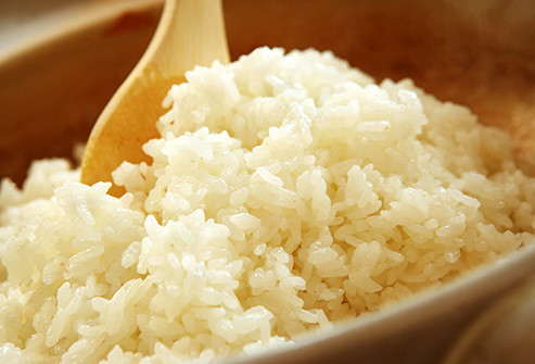  Cơm trắng Gạo hoang dã hay gạo nâu hoặc đen là những loại gạo tốt cho sức khỏe nhưng lại khó tiêu hóa, đặc biệt là khi bụng đang khó chịu. Các loại thực phẩm ít chất xơ như gạo trắng có thể giúp chất thải rắn hơn và ngăn chặn tiêu chảy, triệu chứng có thể đi kèm với rối loạn dạ dày.