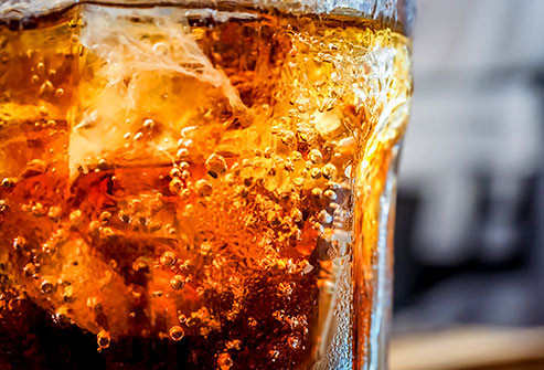  Không uống: Soda Khí gas trong các đồ uống có gas là một vấn đề khi xâm nhập vào hệ tiêu hóa của bạn. Và khi cơ thể hấp thụ quá nhiều đường có thể làm cho tiêu chảy tồi tệ hơn.