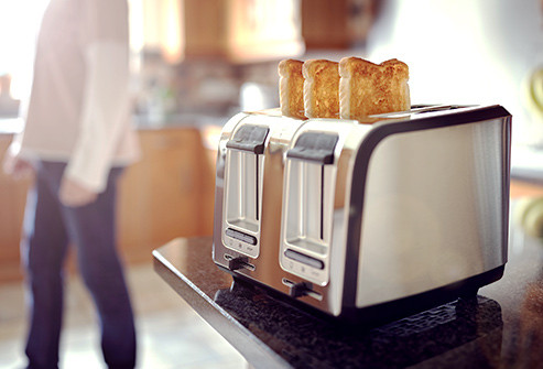  Bánh mì nướng Bánh mì trắng tốt hơn các loại ngũ cốc nguyên cám khi bạn có vấn đề về tiêu hóa. Ngũ cốc nguyên hạt có thể làm cho bụng càng khó chịu hơn, đặc biệt nếu bạn bị tiêu chảy hoặc buồn nôn.