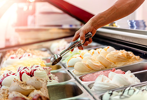  Không ăn: Sữa Sữa, phô mai và kem đều không tốt khi dạ dày khó chịu. Chúng khó tiêu hóa một phần vì có nhiều chất béo. Tuy nhiên, sữa chua không béo đôi khi có thể ổn, nhưng hãy bắt đầu với một chút và lắng nghe phản ứng của bụng xem thế nào.