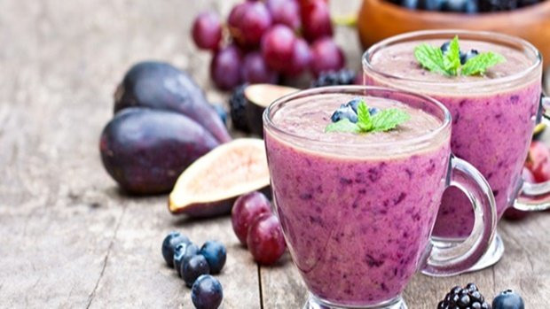  2. Thực phẩm màu xanh hoặc tím Các sắc tố của quả việt quất, nho, cà tím (với da) và bắp cải đỏ,… cho thấy sự hiện diện của anthocyanin, một nhóm các chất chống oxy hóa, chống lại tình trạng viêm. Ăn những thứ này để giảm nguy cơ mắc các bệnh tim, tiểu đường và ung thư.