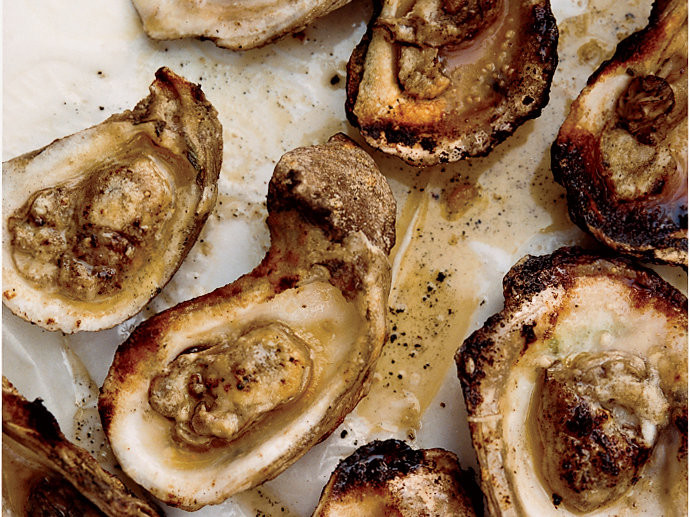 Hàu cũng rất giàu sắt và vitamin B12, hỗ trợ lưu thông máu và chuyển hóa năng lượng. Tốt nhất nên ăn 2-3 bữa hàu mỗi tuần.