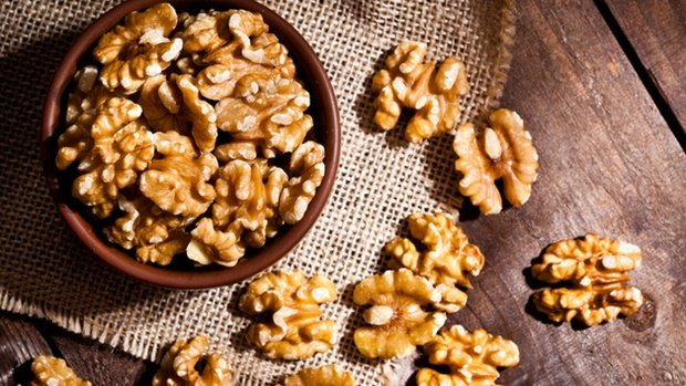  7. Quả óc chó Tất cả các loại hạt có chứa chất béo tốt cho sức khỏe tim mạch, nhưng theo các chuyên gia dinh dưỡng quả óc chó mới thực là siêu dinh dưỡng. Chúng có chứa các axit béo omega-3, đồng thời có thể giúp tăng cường tinh trùng ở nam giới.