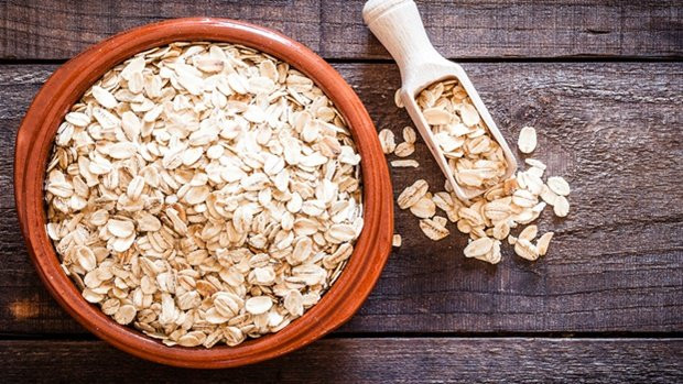  5. Yến mạch Tất cả ngũ cốc nguyên hạt đều tốt, nhưng yến mạch có lẽ là lựa chọn tốt nhất giúp giảm nguy cơ mắc bệnh tim, đột quỵ, tăng huyết áp và tiểu đường.