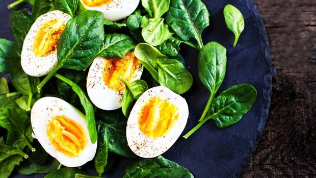  3. Trứng Trứng không phải chỉ lòng trắng mà cả quả trứng, đặc biệt là lòng đỏ, có các hợp chất giữ cho mắt, não và xương khỏe mạnh. Các nghiên cứu hiện khẳng định trứng là thực phẩm lành mạnh, không làm tăng lượng cholesterol.