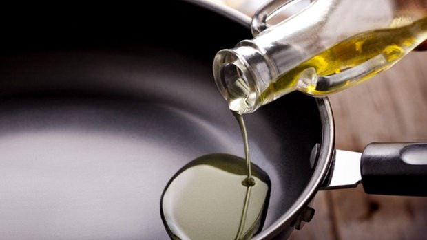  4. Dầu ô liu Nguồn chất béo chính trong thực phẩm của bạn nên là dầu ô liu. Các nhà nghiên cứu tin rằng thành phần oleocanthal - một polyphenol cực mạnh có thể giúp chống lại nhiều vấn đề sức khỏe, từ bệnh Alzheimer đến một số bệnh ung thư.