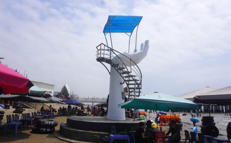 Hình ảnh về những bàn tay “khổng lồ” đã nhanh chóng gây ra nhiều tranh cãi trên mạng xã hội. Nhiều ý kiến cho rằng, công trình này khiến cho diện tích bãi biển hẹp lại, trong khi không có tính thẩm mỹ cao, nguy cơ mất an toàn. (Ảnh: PLO).