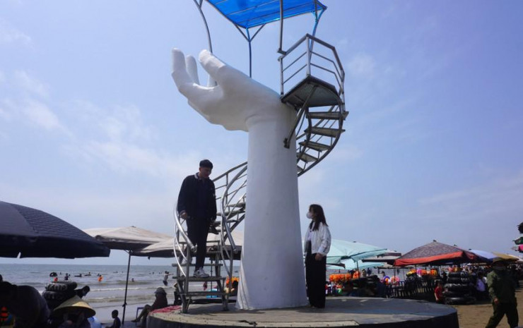 Một số ý kiến khác lại cho rằng, việc có thêm những bàn tay “khổng lồ” khiến cho bờ biển không còn đơn điệu, thậm chí là điểm cho du khách chụp hình, check-in, sống ảo. (Ảnh: PLO).