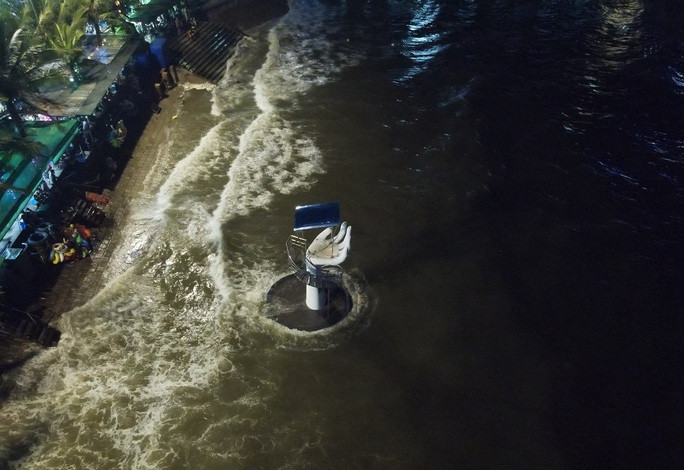 Về đêm, khi thủy triều lên cao, chân đế của bàn tay “khổng lồ" gần như bị ngập sâu dưới nước. (Ảnh: Người lao động).