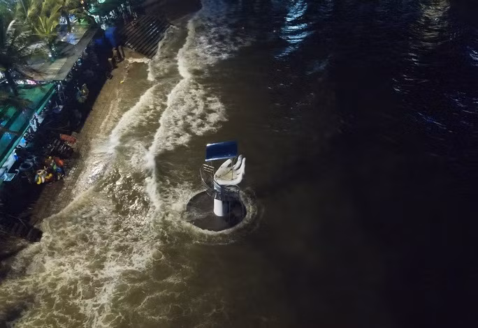 Về đêm, khi thủy triều lên cao, chân đế của bàn tay “khổng lồ" gần như bị ngập sâu dưới nước. (Ảnh: Người lao động).