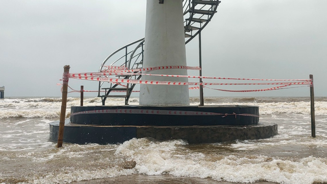 Bàn tay "khổng lồ" được thiết kế sơ sài nguy hiểm khi du khách trèo lên chụp ảnh. (Ảnh: Công Thương).