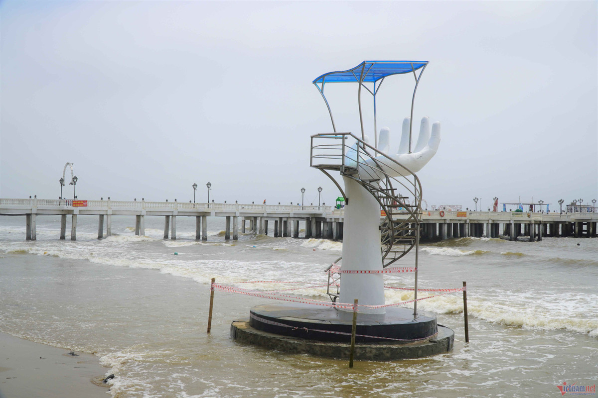 5 bàn tay “khổng lồ” được xây dựng với mức đầu tư khoảng 300 triệu đồng là các chòi canh để quan sát du khách tắm biển, khi có nguy cơ gặp nguy hiểm thì cảnh báo du khách, hoặc để kịp thời phát hiện du khách tắm biển gặp nguy hiểm. (Ảnh: Vietnamnet).