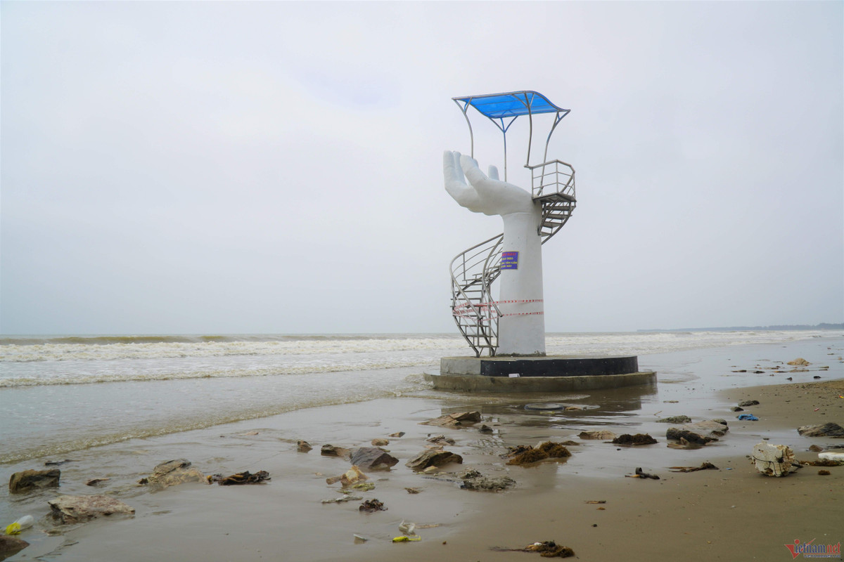 5 bàn tay “khổng lồ” xây dựng dọc bãi biển Hải Tiến thu hút sự quan tâm của du khách và người dân thời gian qua. (Ảnh: Vietnamnet).