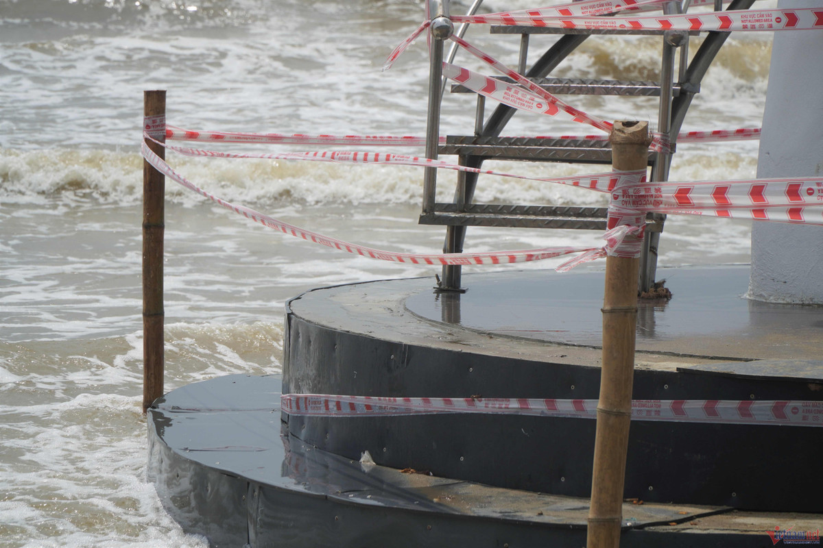 Theo UBND huyện Hoằng Hóa, 5 bàn tay không phải là công trình nghệ thuật, điêu khắc. Biển Hải Tiến không phải là di tích, danh lam thắng cảnh nên việc xây dựng các công trình không thuộc trường hợp phải xin ý kiến, thỏa thuận của cơ quan chức năng quản lý về văn hóa. Quá trình xây dựng đã tuân thủ theo quy định của luật Xây dựng. (Ảnh: Vietnamnet).