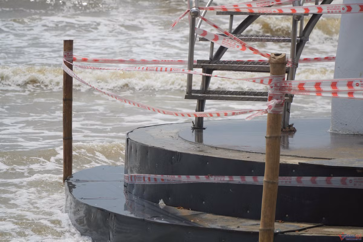 Theo UBND huyện Hoằng Hóa, 5 bàn tay không phải là công trình nghệ thuật, điêu khắc. Biển Hải Tiến không phải là di tích, danh lam thắng cảnh nên việc xây dựng các công trình không thuộc trường hợp phải xin ý kiến, thỏa thuận của cơ quan chức năng quản lý về văn hóa. Quá trình xây dựng đã tuân thủ theo quy định của luật Xây dựng. (Ảnh: Vietnamnet).