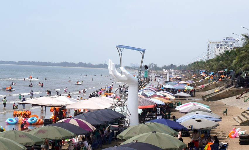 Trong báo cáo mới đây gửi UBND tỉnh Thanh Hóa, UBND huyện Hoằng Hóa cho biết, 5 bàn tay xây dựng dọc bãi tắm biển Hải Tiến là một trong những hạng mục sửa chữa, chỉnh trang lại không gian dọc tuyến đường ven biển Hải Tiến. (Ảnh: PLO).