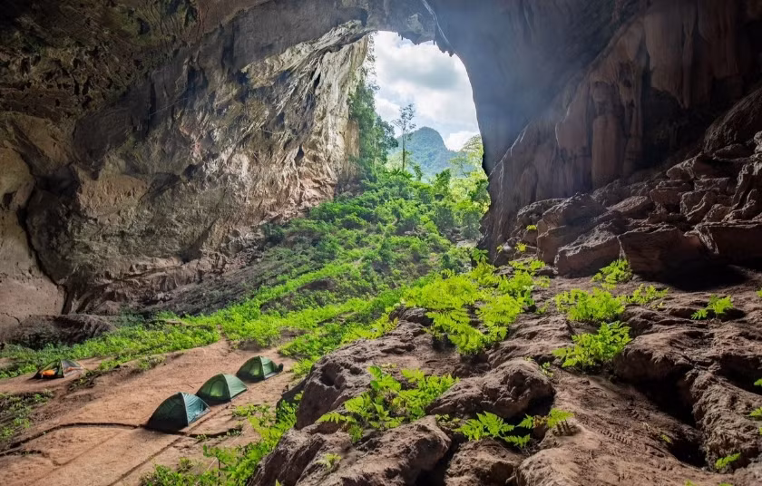 Nu du khach bi huong dan vien quay roi khi kham pha hang dong o Quang Binh-Hinh-2