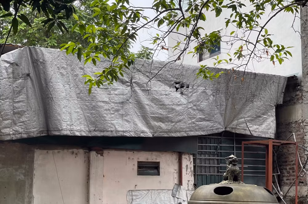 Chính quyền địa phương đã yêu cầu bà Hiền trả lại một phần đất để xây dựng tam quan chùa Thông, chỉ được phép khôi phục lại nhà cấp 4 cũ trên diện tích khoảng 25m2.