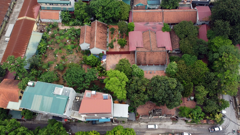 Theo phản ánh của người dân, nhiều năm trước, hai bên Tam quan chùa Linh Thông phát sinh tình trạng một số hộ dựng nhà ở, lều lán, kinh doanh không phép. Sau nhiều lần UBND xã Đại Mỗ (nay là phường Đại Mỗ, quận Nam Từ Liêm) vào cuộc, xử lý, đa số các công trình đã bị giải tỏa.