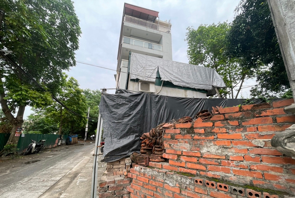 Liên quan đến sự việc, ngày 24/5 trao đổi với PV Báo Tri thức và Cuộc sống, một lãnh đạo UBND phường Đại Mỗ, cho biết ngày 18/4/2023, phường đã có báo cáo gửi Thanh tra Bộ Xây dựng, Ban tiếp Công dân thành phố Hà Nội, UBND quận Nam Từ Liêm, Ban tiếp Công dân quận Nam Từ Liêm, Thanh tra quận Nam Từ Liêm.