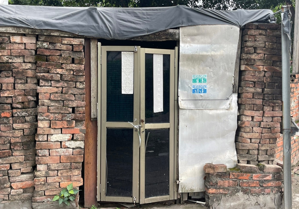 Bên cạnh đó, từ 2008 - 2009 đến nay, chính quyền Đại Mỗ tổ chức giao đất giãn dân, đấu thầu nhiều lần và không xem xét giao đất giãn dân cho hộ gia đình bà Hiền theo đúng quy định. Khi đó, gia đình bà Hiền phải hoàn trả lại đất cho chùa Linh Thông. Tuy nhiên, đã hơn 10 năm trôi qua, hộ bà Hiền không di chuyển đi mà còn xây dựng nhà kiên cố hơn.