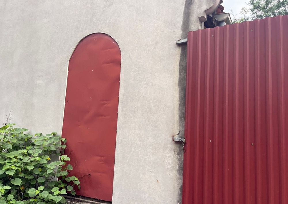 Cận cảnh một cổng phụ của nhà chùa được bịt kín bằng tôn để tránh các đối tượng xấu đột nhập trộm cắp, nhưng không ăn thua.