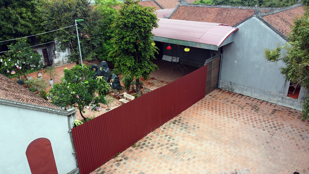 Trước thực trạng nhà cửa lấn chiếm đất chùa Linh Thông đã khiến chùa không thể khép kín tường bao, Tam quan bao quanh dẫn đến nhiều vụ trộm cắp, buộc nhà chùa cùng nhân dân phải quây tôn cổng phụ, dựng hàng rào ngăn cách như một "lô cốt" nhưng cũng không đảm bảo an toàn.