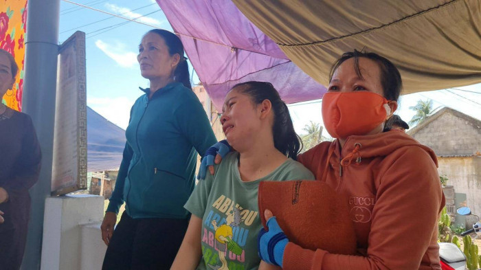 Xót xa gia cảnh vụ bé gái vặn tay ga khiến 3 người tử vong Xot xa gia canh vu be gai van tay ga khien 3 nguoi tu vong