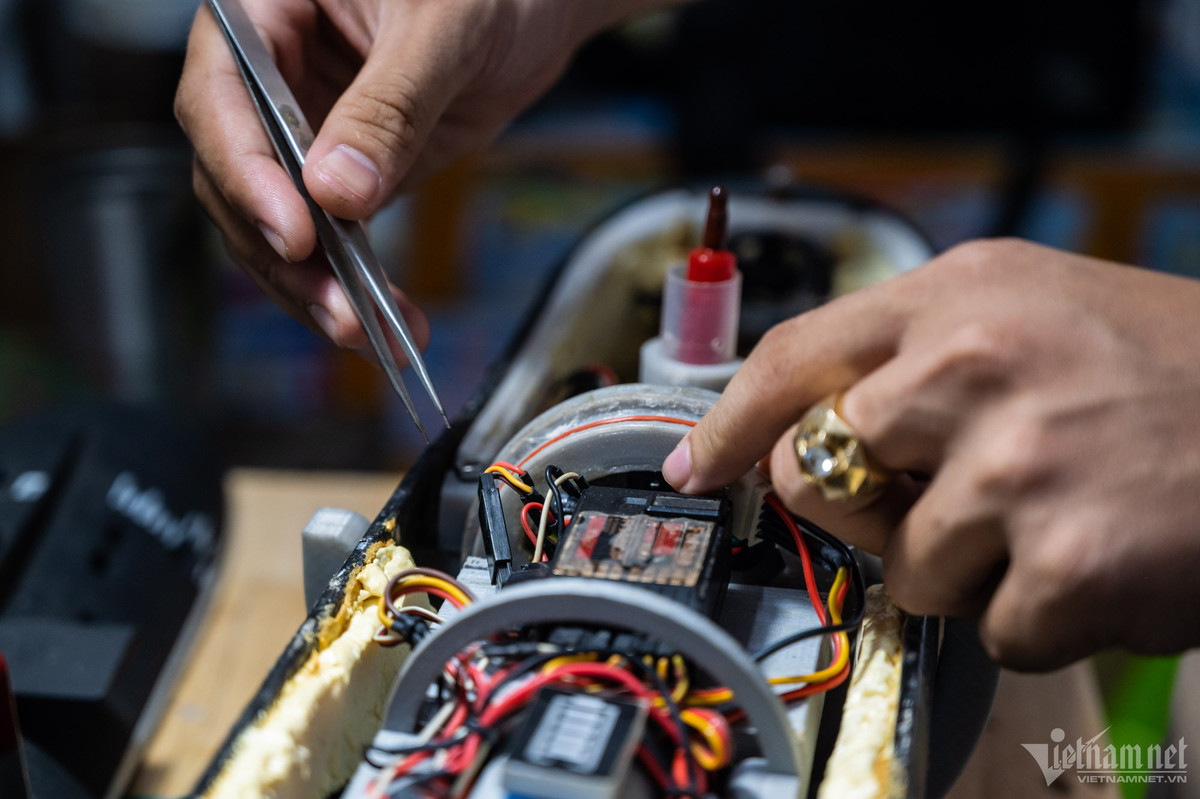 Cậu sinh viên phải tự mày mò, sáng tạo và thử nghiệm tất cả chức năng từ cách dằn nước để con tàu chìm nổi, khả năng chống nước, hệ thống ngư lôi,... vì không hề có các tài liệu nghiên cứu nào để tham khảo.