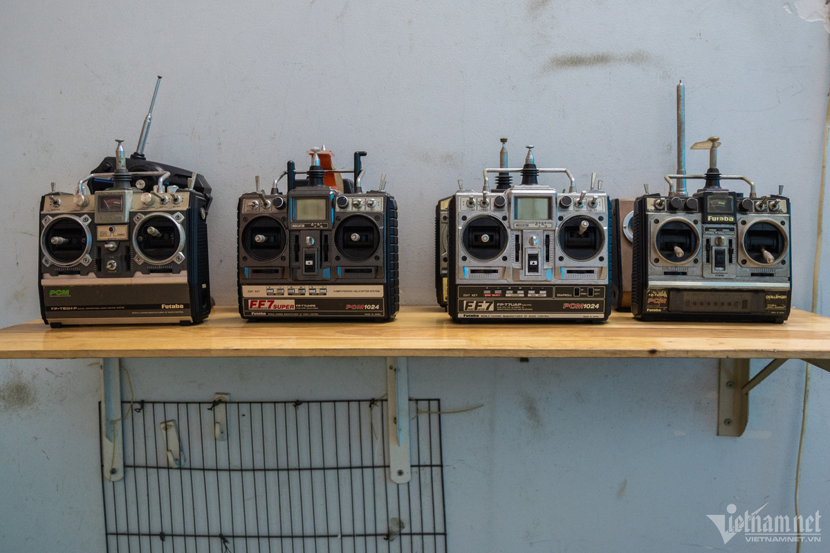 Phú tiết lộ, muốn tìm được bộ điều khiển có sóng xuyên tốt trong môi trường nước (sóng FM) hiện nay cũng rất hiếm. Vì vậy trong suốt quá trình từ khi bắt đầu chế tạo, cậu cũng đã sưu tầm được nhiều bộ điều khiển vừa để sử dụng vừa để trưng bày.