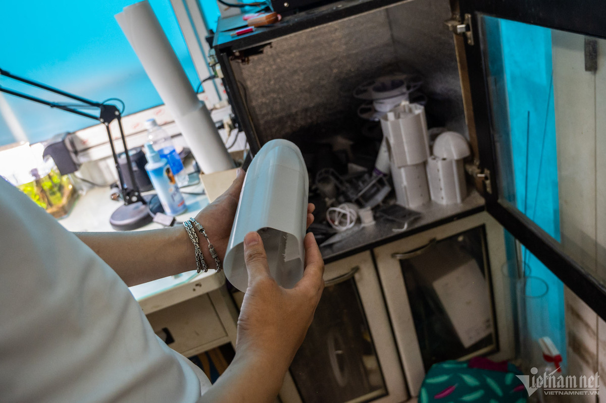 Theo chia sẻ của Phú, khó khăn lớn trong việc chế tạo là mô hình tàu ngầm là từng công đoạn phải tự thử nghiệm lựa chọn vật liệu, linh kiện nhiều lần. Phú mua máy in 3D dùng để in vỏ thân tàu và tự tay làm các vật liệu để thiết kế. Do mô hình phải chìm xuống nước, việc chống thấm là ưu tiên hàng đầu