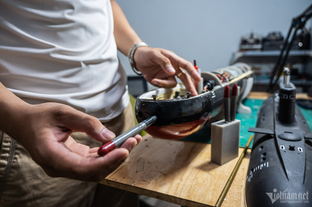 Do có quy định không được sử dụng thuốc phóng trong chế tạo thiết bị, mô hình, Phú đã chọn phương án dùng khí nén và tự thiết kế hệ thống phóng tên lửa thẳng đứng, bắn "ngư lôi" từ phía mũi tàu.