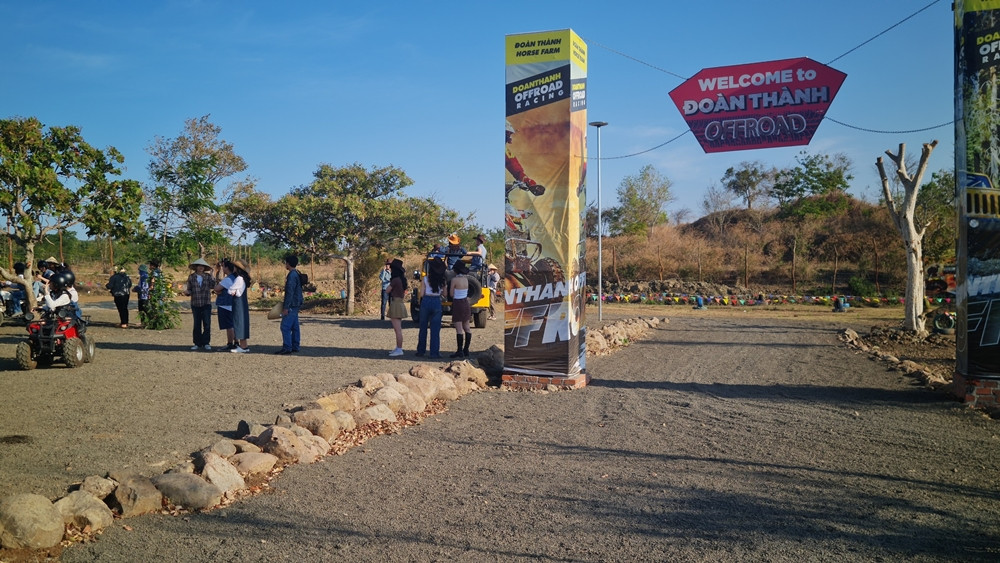 Theo một nhân viên làm việc tại đây, khách có nhu cầu lưu trú sẽ được đơn vị cho thuê lều với giá từ 500.000 - 800.000 đồng, tùy theo lều lớn, nhỏ. Đồng thời, sẽ được phục vụ ăn sáng, cà phê. (Ảnh: Người đưa tin).