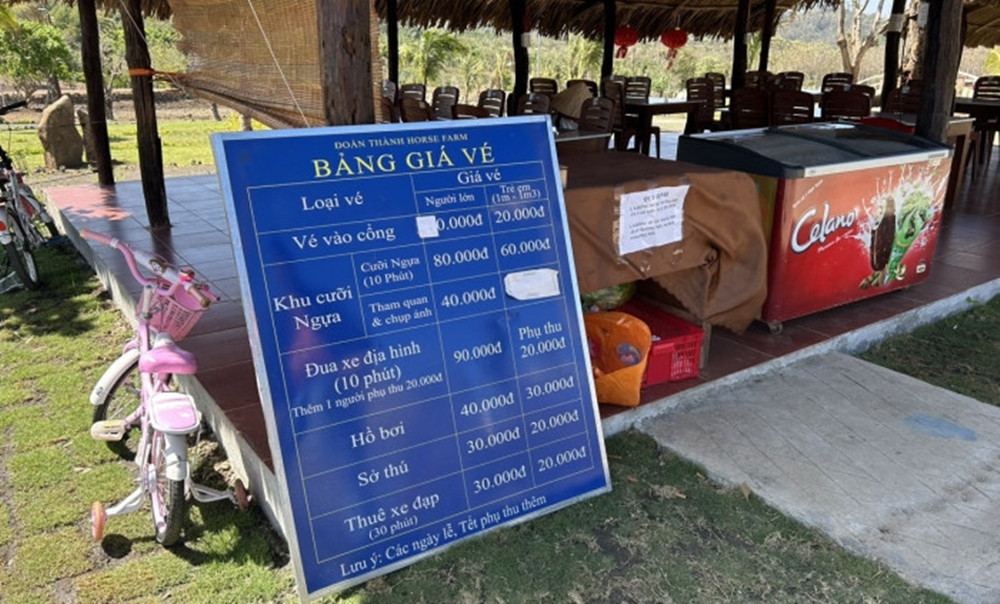 Trước đó, báo chí phản ánh, hàng loạt công trình được Giám đốc Công ty TNHH Đoàn Thành Đắk Lắk tiến hành xây dựng trái phép đã gây xôn xao dư luận. Tại đây, có bảo vệ gác cổng, hướng dẫn xe vào bãi, ghi vé và thu 20.000 đồng. (Ảnh: Giao thông).