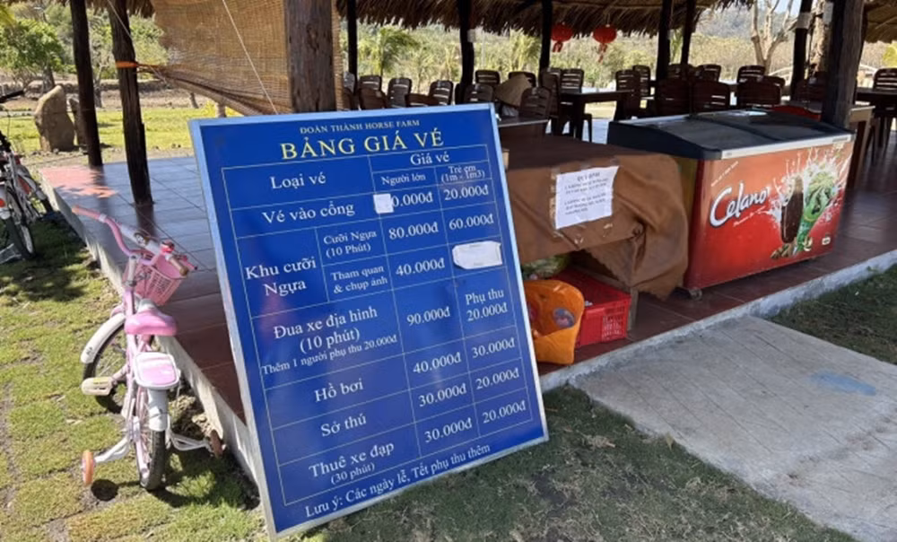 Trước đó, báo chí phản ánh, hàng loạt công trình được Giám đốc Công ty TNHH Đoàn Thành Đắk Lắk tiến hành xây dựng trái phép đã gây xôn xao dư luận. Tại đây, có bảo vệ gác cổng, hướng dẫn xe vào bãi, ghi vé và thu 20.000 đồng. (Ảnh: Giao thông).